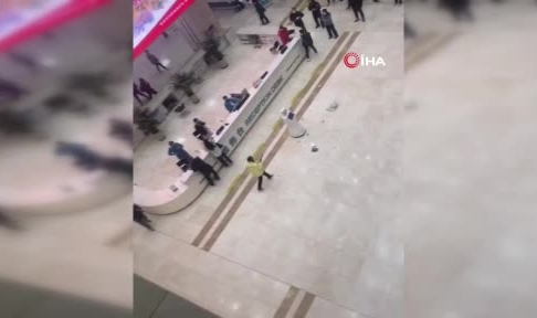 Sinir krizi geçirip robota sopayla saldırdı