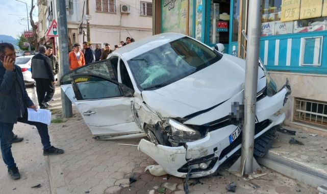 Sollarken önce araca sonra kaldırıma çarptı