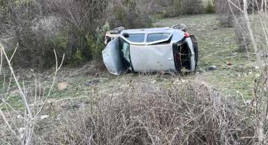 Tarlaya uçan otomobilin sürücüsü yaralandı