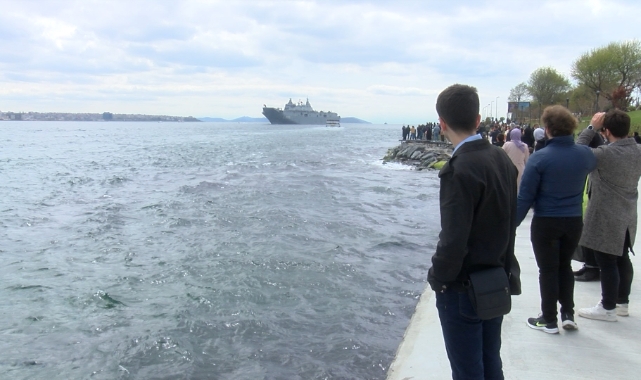 TCG Anadolu'nun yapımında çalışan personeller, boğazdan geçişini izledi