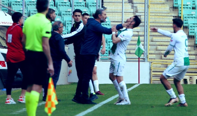 Teknik Direktör Ahmet Yıldırım, Bursasporlu futbolcunun boğazını sıktı