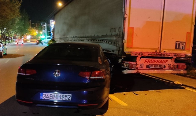 Telefona bakarken TIR'a çarptı