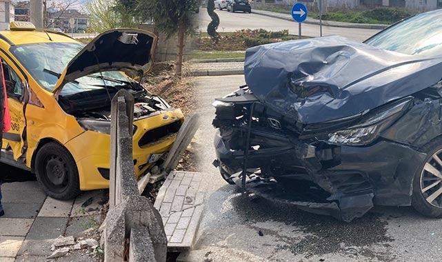 Ticari taksi ile otomobil çarpıştı