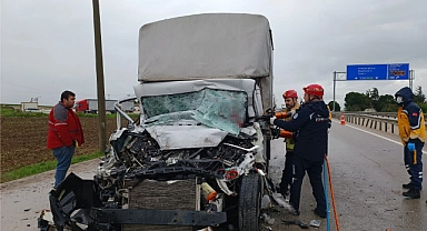 TIR'a arkadan çarpan kamyonet sürücüsü sıkıştı
