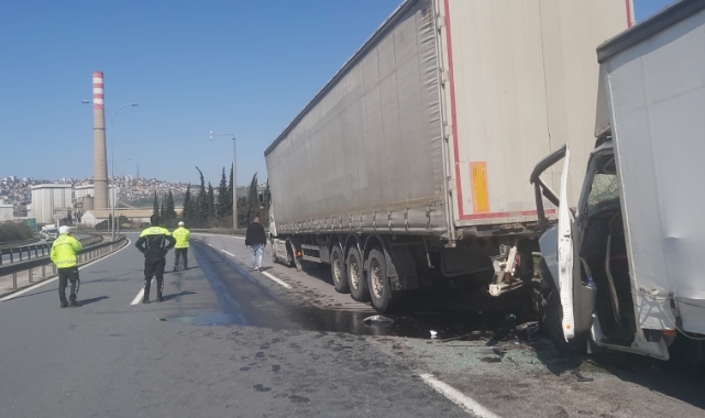 TIR'a çarpan kamyonetin sürücüsü yaralandı