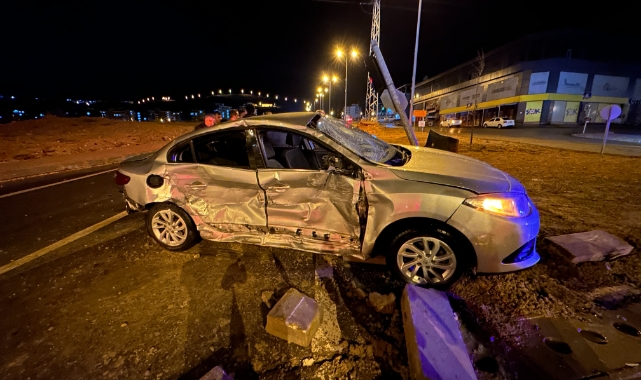 TIR ile otomobil çarpıştı! 1'i ağır 3 yaralı