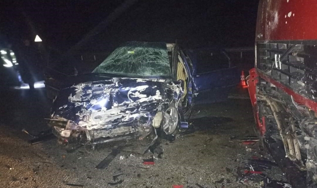 TIR ve otomobil çarpıştı! 3 yaralı