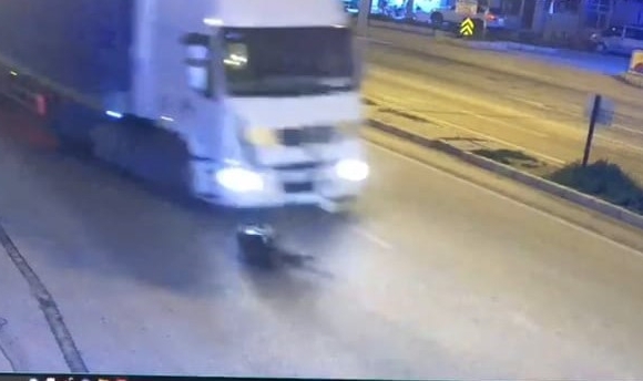 Tırın çarptığı şahıs metrelerce savruldu
