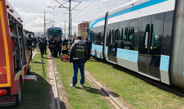 Tramvay altında kalan anne öldü, oğlu yaralandı