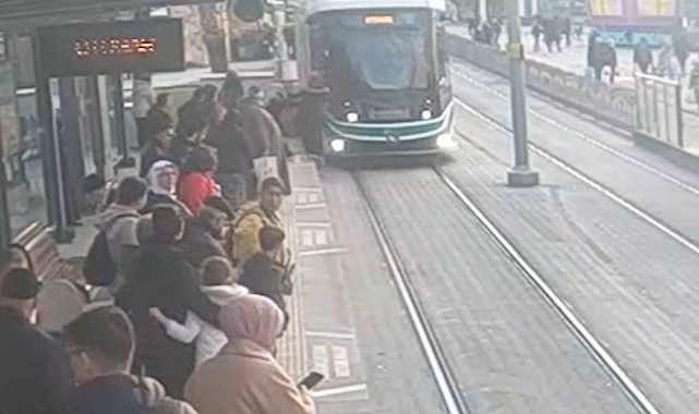 Tramvayın altında kalmaktan son anda kurtuldu