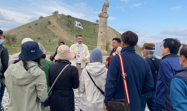 Turistler deprem bölgesindeki tarihi alanları gezdi