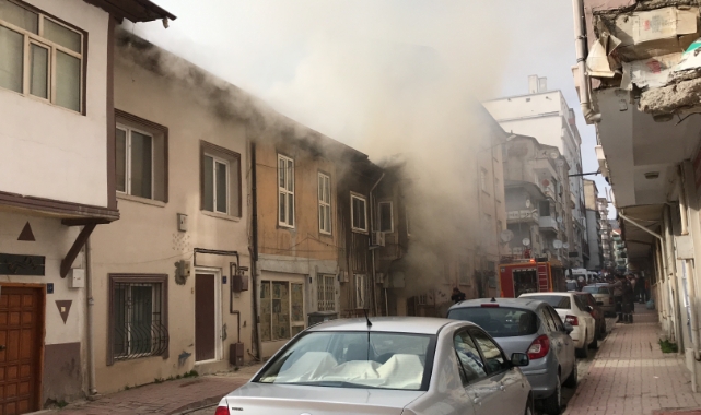 Yangında 3 ev kullanılamaz hale geldi