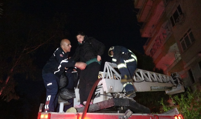 Yangında kedisi sırt çantasına koyup kurtardı