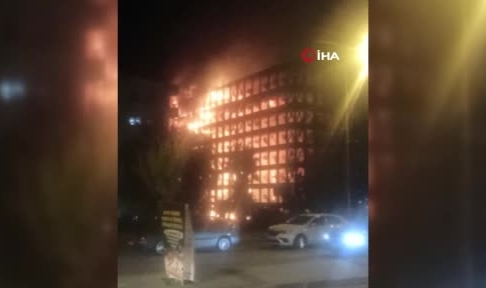 Yangından kurtulmak için balkondan atladılar