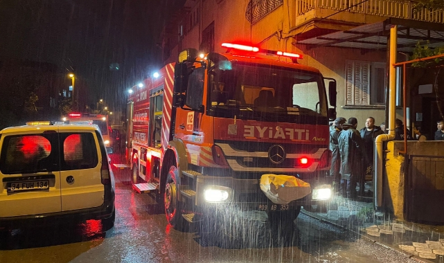 Yıldırım isabet eden ev alevler içinde kaldı