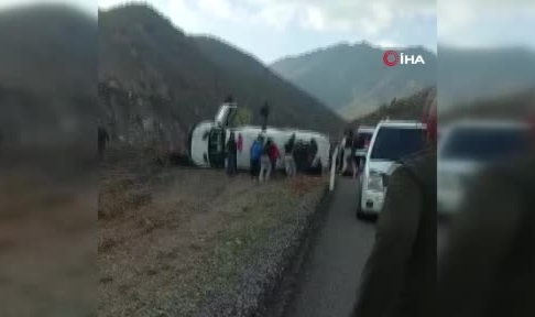 Yolcu minibüsü devrildi! 8 yaralı