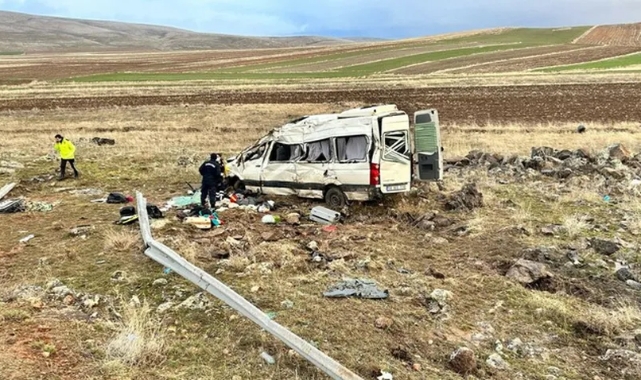 Yolcu minibüsü şarampole yuvarlandı! 2 ölü 7 ağır yaralı