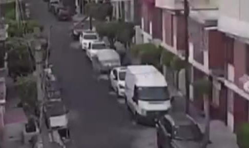 Yolda yürürken patlamanın hedefi oldu