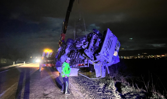 Yoldan çıkan kamyonet tarlaya uçtu