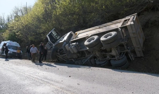 Hafriyat kamyonu yan yattı: 1 yaralı