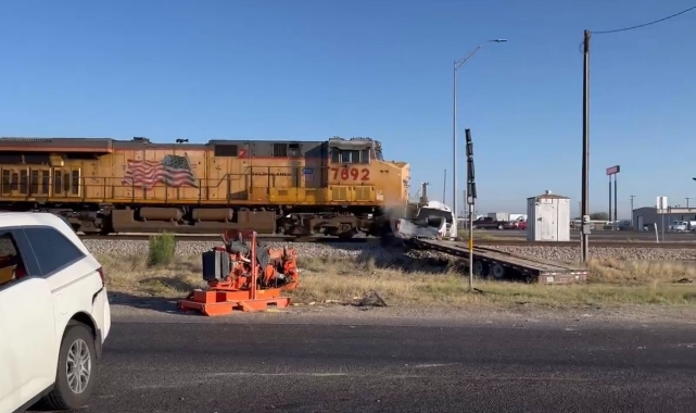 Yük treni raylardaki aracı biçti