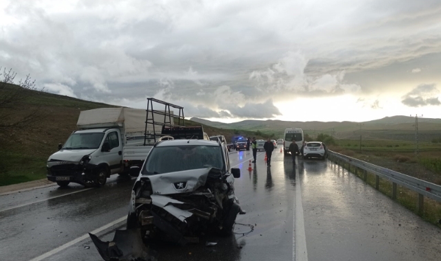 Zincirleme trafik kazası! 1 ölü, 4 yaralı
