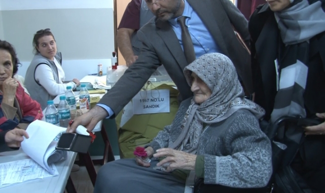 114 yaşında sandığa giderek oy kullandı