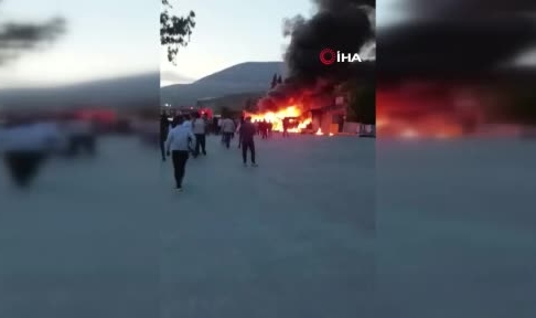 12 araç kazaya karıştı! Alevler çevreyi sardı
