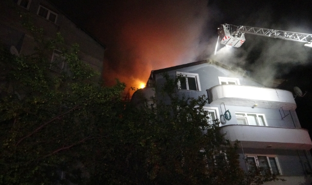 4 katlı apartmanın çatısını alevler sardı