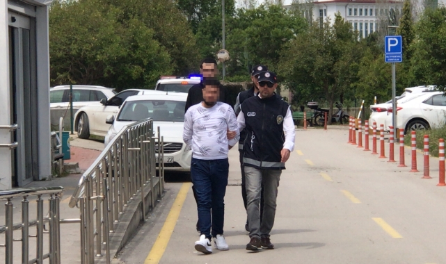 Adana'da 13 kaçak göçmeni taşıyan şüpheli tutuklandı