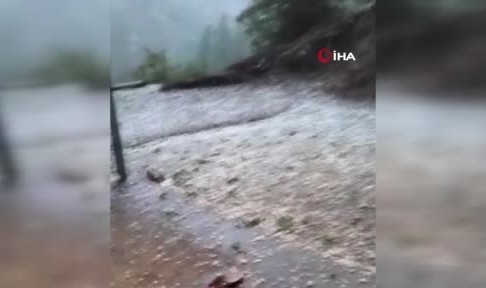 Adıyaman’da ceviz büyüklüğünde dolu yağdı