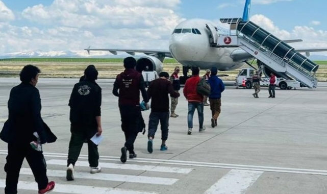 Afganistanlı kaçak göçmenler ülkelerine geri gönderildi