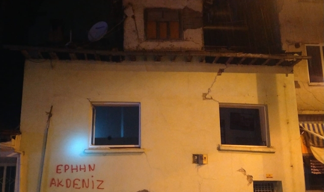 Ağır hasarlı binanın çatısı kısmen çöktü