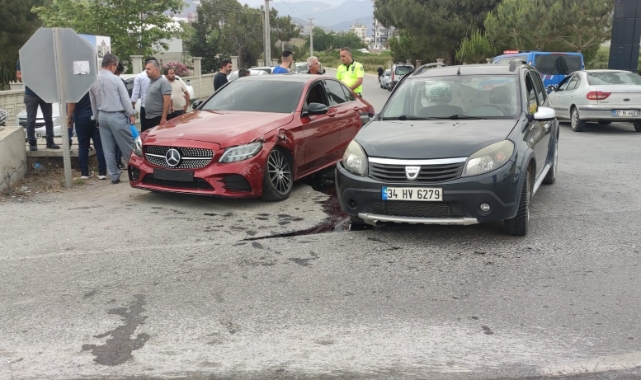 Alanya'da 3 aracın karıştığı kazada 2 kişi yaralandı