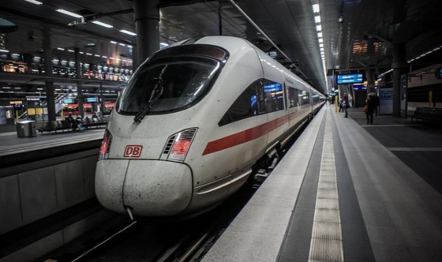 Almanya’da tren demiryolu işçilerine çarptı