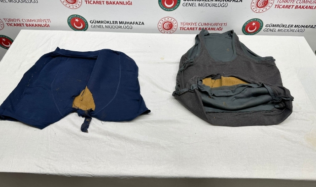 Altını toz haline getirip kıyafetlerine sakladı!