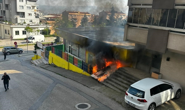 Anaokulu alev alev yandı