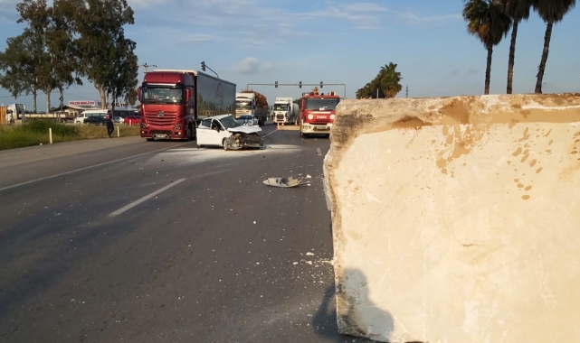 Antalya'da TIR ile otomobil çarpıştı