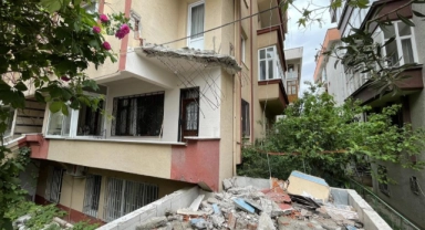 Avcılar’da balkonu çöken 36 yıllık bina tahliye edildi