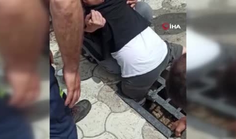 Ayağı mazgala sıkışan çocuğu itfaiye kurtardı