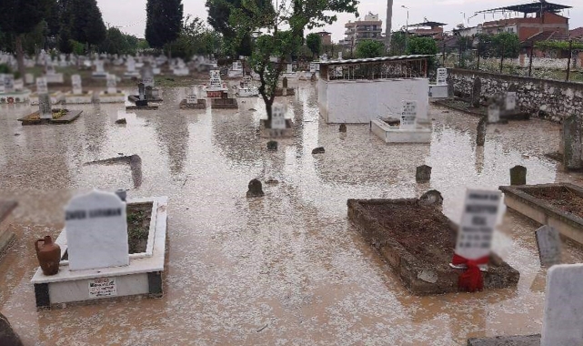 Aydın'da mezarlık sular altında kaldı!