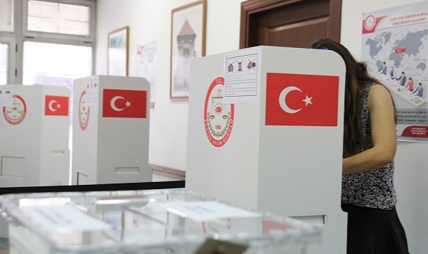 Azerbaycan’daki Türk seçmenlerin oy verme işlemi devam ediyor
