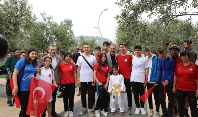 Bakan Kasapoğlu Bergama'da gençlerle buluştu