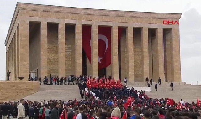 Bakan Kasapoğlu gençlerle Anıtkabir'de