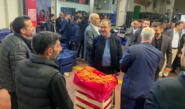 Bakan Kasapoğlu, İzmir Meyve ve Sebze Hali'ni ziyaret etti