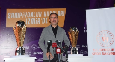 Bakan Kasapoğlu, şampiyonluk kupalarını tanıttı