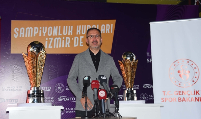 Bakan Kasapoğlu, şampiyonluk kupalarını tanıttı