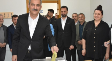 Bakan Özer'in sandığından Erdoğan çıktı