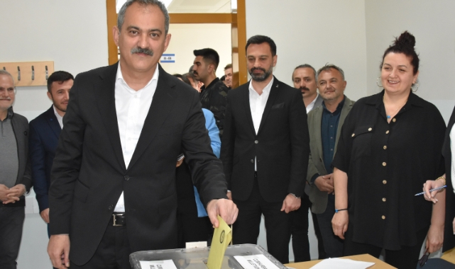 Bakan Özer'in sandığından Erdoğan çıktı