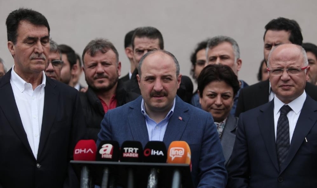 Bakan Varank, 70 yaşındaki kadını Togg ile sandığa getirdi
